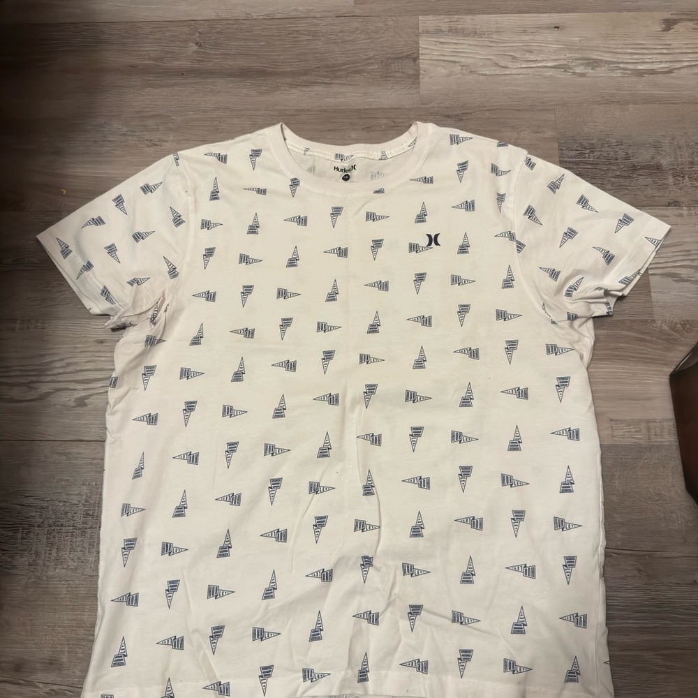 🔥Hurley University Pennant Flag Short Sleeve T-Shirt🔥